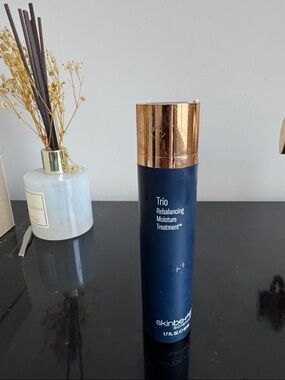 Skinbetter Science Trio Rebalancing Moisture Treatment - Navy & Gold
